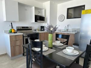 Dapur atau dapur kecil di Modern Apartment in Downtown. A/C+ Wifi!