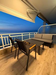 a balcony with two chairs and a table and the ocean at Casa di Sále in Perea