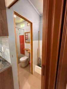 a bathroom with a toilet and a sink at Piso 1 Small Home Arboletes in Arboletes