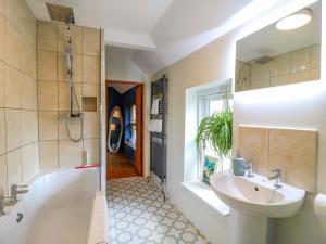 ein Badezimmer mit Badewanne, Waschbecken und Dusche in der Unterkunft Chimney Cottage in Matlock + 26 Fotos