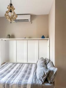 a bedroom with a large bed with a white headboard at The 4M Favorite House - Stunning & Spotless 2-Bed Apt (#3) in Ann Arbor
