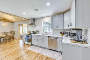 Fotografie z fotogalerie ubytování River Access On-Site Schroon Lake Gem on 21 Acres v destinaci Schroon Lake + 23 fotografií