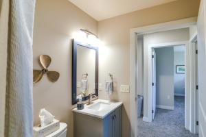 Bilik mandi di Missouri River Retreat Less Than 1 Mi to the Water! +22 gambar