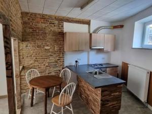 Kuchyň nebo kuchyňský kout v ubytování la maisonnette du vieux spa