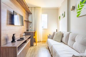 ブラジリアにあるBelíssimo de Alto Padrãoの白いソファとテーブルのあるリビングルーム