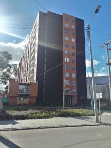 un gran edificio al costado de una calle en Apto central en BOGOTÁ 2, en Bogotá 3 fotos más