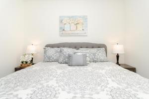 サンディエゴにあるModern 2BR Near Petco Park & Convention Centerのベッドルーム1室(白いベッド1台、ランプ2つ付)