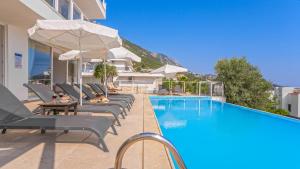 The swimming pool at or close to Villa Zeytouna