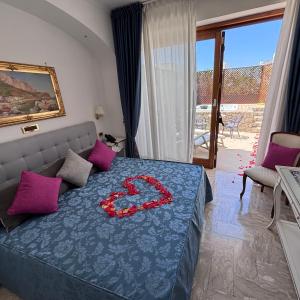 Postel nebo postele na pokoji v ubytování Capri Bougainville Luxury Boutique Hotel