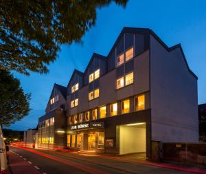 a building on a street at night at Hotel zur Börse in Hameln