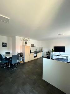 an empty living room with a table and a television at PV Apartment in Eisenach +5 photos