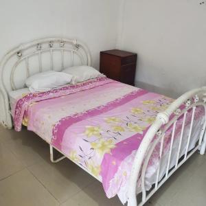 Ένα ή περισσότερα κρεβάτια σε δωμάτιο στο Apartamentos y habitaciones cerca a marbella