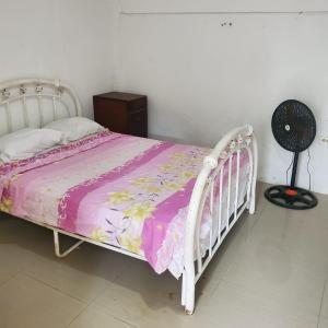 Ένα ή περισσότερα κρεβάτια σε δωμάτιο στο Apartamentos y habitaciones cerca a marbella