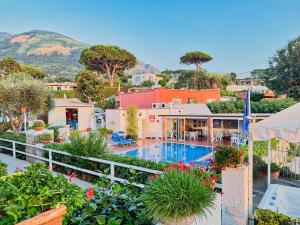 Bazén v ubytování Hotel Villa Mena nebo v jeho okolí