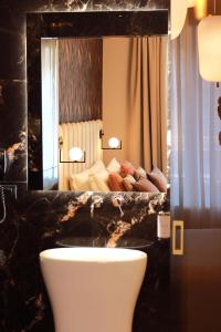 Koupelna v ubytování Mavi Luxury Suites