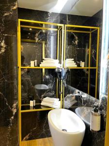 Koupelna v ubytování Mavi Luxury Suites