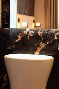 Koupelna v ubytování Mavi Luxury Suites
