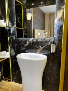 Koupelna v ubytování Mavi Luxury Suites