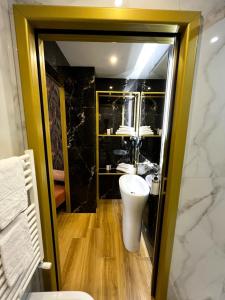 Koupelna v ubytování Mavi Luxury Suites