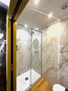 Koupelna v ubytování Mavi Luxury Suites