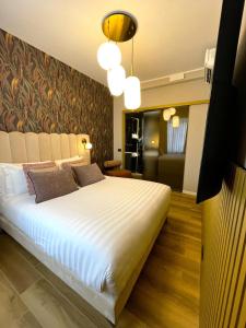 Postel nebo postele na pokoji v ubytování Mavi Luxury Suites