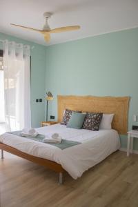 une chambre avec un grand lit avec des draps blancs dans l'établissement Oasis en el Montseny con piscina, jardín y natura, à Seva 31 autres photos