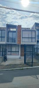 巴尼奥斯Casa TURI, independiente y garage的一座有门的建筑