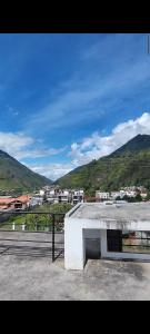 巴尼奥斯Casa TURI, independiente y garage的一座屋顶上的建筑,以群山为背景