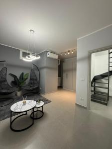 - un salon avec une table et des lits superposés dans l'établissement Apartament Eclipse, 300mt dalla Stazione di Porta Susa - Torino Home Living, à Turin