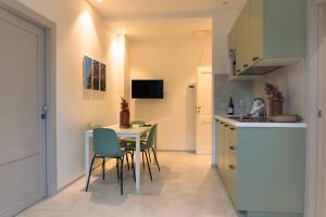 una piccola cucina e sala da pranzo con tavolo e sedie di Siclea a Scicli