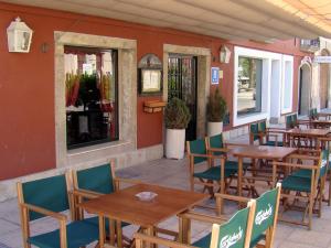 Reštaurácia alebo iné gastronomické zariadenie v ubytovaní Hostal Emilia