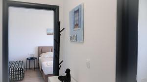 扎顿Apartment Lukas的一间房间,设有通往卧室的门