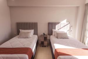 Postel nebo postele na pokoji v ubytování Sumaq Cusco Suites