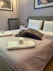 ein großes Bett mit zwei Handtüchern darüber in der Unterkunft Duca's Guest House in Turin