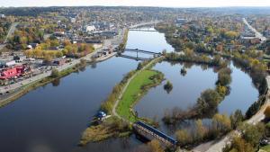 Udsigt til en flod der løber i nærheden af lejligheden