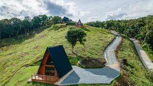 een klein huis bovenop een heuvel bij Kleines Paradies Chalés in Massaranduba