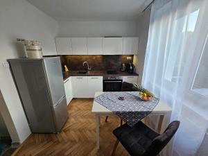 Kuchyň nebo kuchyňský kout v ubytování Downtown cozy apartment with free parking