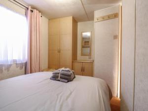 Un dormitorio con una cama con una mochila. en Freesia, en Northampton