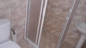 クィチュックユにあるSerinyerのバスルーム(シャワー、トイレ、洗面台付)