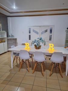 Kuchyň nebo kuchyňský kout v ubytování Quarto triplo com banheiro compartilhado