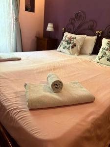 Ein Bett oder Betten in einem Zimmer der Unterkunft Duca's Guest House