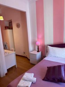 Ein Bett oder Betten in einem Zimmer der Unterkunft Duca's Guest House