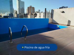 Una vista de la ciudad desde el tejado de un edificio. en Amplio monoambiente con piscina, en Buenos Aires