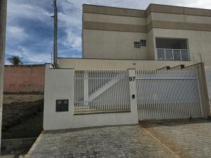 a building with a gate in front of it at Apartamento da Dani in Guaratinguetá