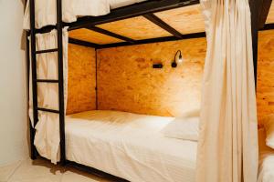 Voodi või voodid majutusasutuse Kualena Hostal toas