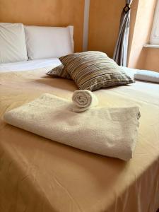 Ein Bett oder Betten in einem Zimmer der Unterkunft Duca's Guest House