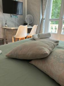 ein Bett mit zwei Kissen darüber in der Unterkunft Duca's Guest House in Turin