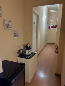 Zimmer mit einer Küche mit Herd in der Unterkunft Duca's Guest House in Turin