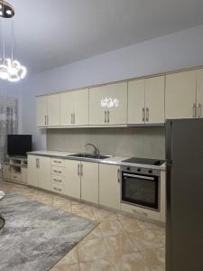 Η κουζίνα ή μικρή κουζίνα στο Apartments Megi Saranda