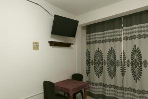a room with a shower with a table and a shower curtain at hostal kactus in Caraz